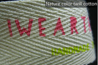 L'habillement tissé par coton qui respecte l'environnement marque des étiquettes pour des vêtements brodées