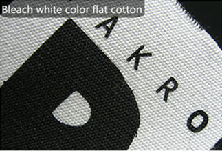 L'habillement tissé par coton qui respecte l'environnement marque des étiquettes pour des vêtements brodées