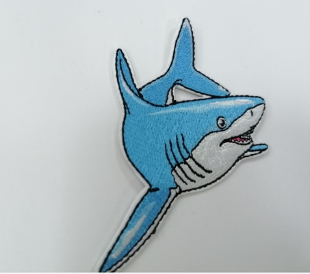 Le transfert de chaleur de labels de requin de vêtements de broderie raccorde lavable adapté aux besoins du client