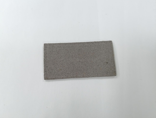 Microfiber a gravé le label en refief en cuir d'unité centrale de logo cousent sur l'habillement adaptent la conception aux besoins du client