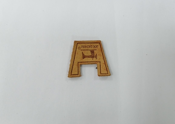 Cousez sur l'habillement les corrections en cuir que véritables ont gravé Logo For Garment en refief