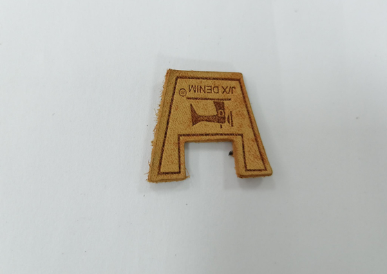Cousez sur l'habillement les corrections en cuir que véritables ont gravé Logo For Garment en refief