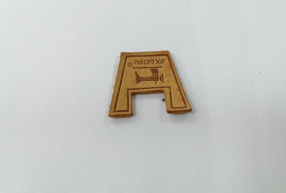 Cousez sur l'habillement les corrections en cuir que véritables ont gravé Logo For Garment en refief