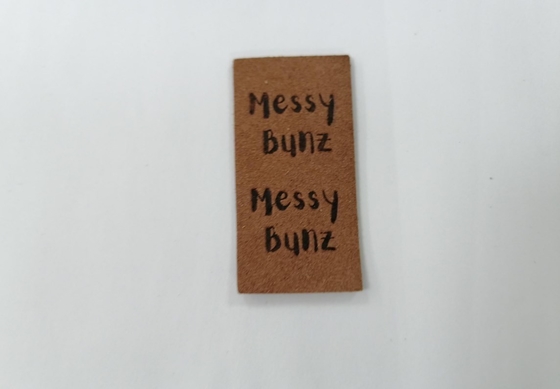 Label en cuir d'unité centrale de Microfiber de suède lavable avec le logo de relief