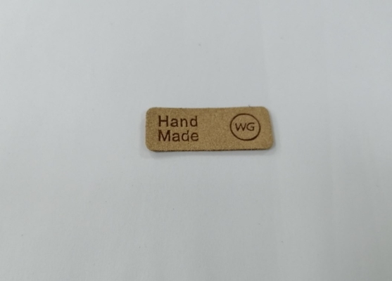 Le cuir de relief d'unité centrale de Logo Microfiber raccorde les labels lavables cousent sur l'habillement