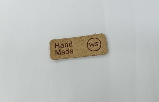 Le cuir de relief d'unité centrale de Logo Microfiber raccorde les labels lavables cousent sur l'habillement