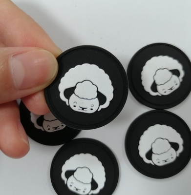 le transfert de chaleur lavable de labels en caoutchouc de silicone de l'insigne 3D a adapté aux besoins du client