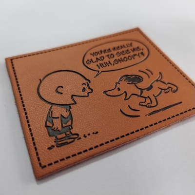 L'unité centrale a gravé en refief/le label en cuir correction en métal adapté aux besoins du client pour le vêtement de vêtements