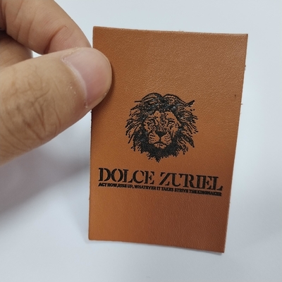 Le label fait sur commande a gravé les corrections en refief en cuir pour des jeans de sacs à main d'habillement
