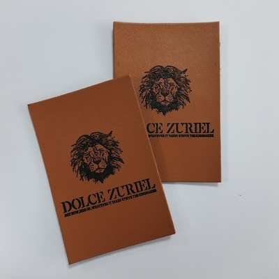 Le label fait sur commande a gravé les corrections en refief en cuir pour des jeans de sacs à main d'habillement