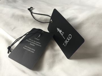 Les deux étiquettes de coup d'habillement de papier d'art de logo d'argent de côté avec la corde cirée par noir