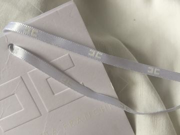Étiquettes blanches de coup d'habillement de carte de logo de Debossed avec la taille de coutume de ficelle