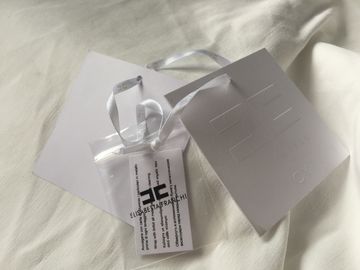 Étiquettes blanches de coup d'habillement de carte de logo de Debossed avec la taille de coutume de ficelle