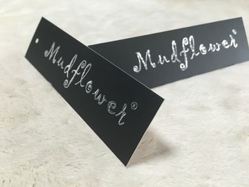 Étiquettes blanches de coup d'habillement de carte de logo de Debossed avec la taille de coutume de ficelle