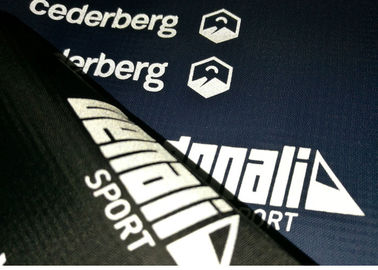 Labels réfléchis de Tagless de presse de la chaleur d'élasticité de logo élevé de marque pour le costume de ski