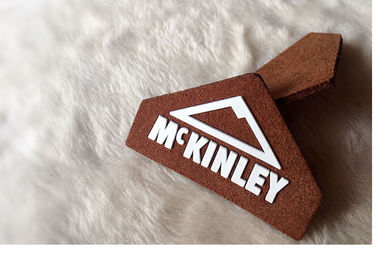 Les corrections en caoutchouc de logo de conceptions de mode que l'habillement de PVC marque le silicone 100% avec Shinny l'effet