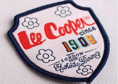 Les militaires brodés par coutume raccordent l'insigne de chapeau de béret, corrections militaires fraîches de chapeau