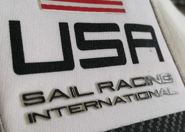 La conception de logo de mode a imprimé les labels de vêtement, corrections réfléchies de modèle de drapeau pour l'habillement