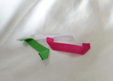 Le tissu fait sur commande d'impression d'écran en soie étiquette la boucle de cintre de chemise de labels sur le vêtement