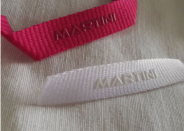 Le tissu fait sur commande d'impression d'écran en soie étiquette la boucle de cintre de chemise de labels sur le vêtement