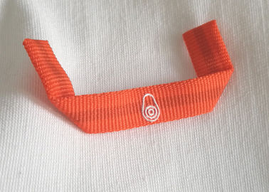Le tissu fait sur commande d'impression d'écran en soie étiquette la boucle de cintre de chemise de labels sur le vêtement