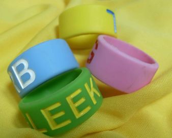Les dons promotionnels d'articles de salon commercial ont gravé le bracelet en refief de bracelet de silicone
