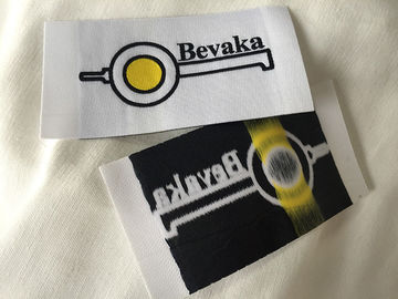 Fer tissé coupé par chaleur sur les labels de vêtement avec le dos de colle, labels faits sur commande de nom pour l'habillement