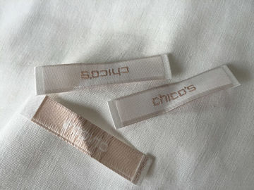 L'habillement tissé par coton qui respecte l'environnement marque des étiquettes pour des vêtements brodées