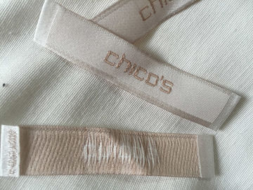 L'habillement tissé par coton qui respecte l'environnement marque des étiquettes pour des vêtements brodées
