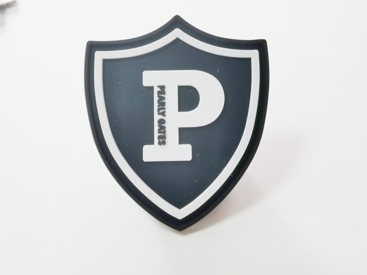 Le label principal d'habillement en caoutchouc de silicone, l'effet 3D noir cousent sur Logo Patches