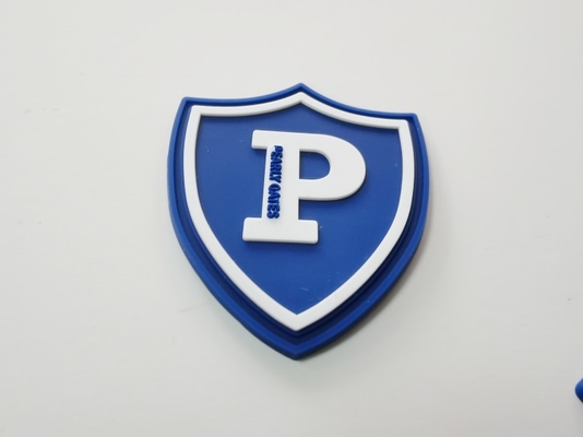 Le label principal d'habillement en caoutchouc de silicone, l'effet 3D noir cousent sur Logo Patches