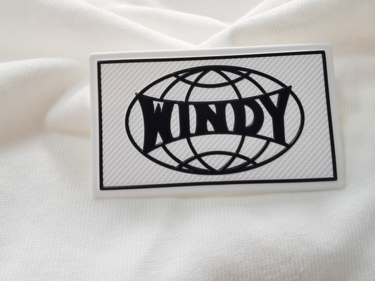 Repassé sur les insignes faits sur commande de tissu de vêtements, a gravé des labels en refief de TPU