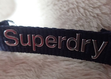 Label argenté à haute fréquence de cou d'habillement de logo de Superdry 3D pour des vestes