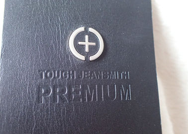 Labels en cuir de correction de jeans professionnels, correction en cuir sur des jeans avec le logo en métal