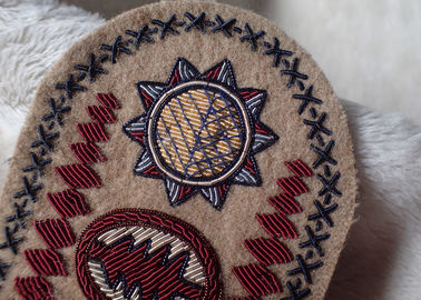La broderie fabriquée à la main conçoit des corrections, corrections d'Emboired d'uniformes militaires