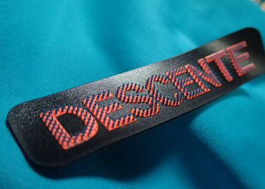 L'habillement fait sur commande d'OEKO raccorde le fer sur des corrections de tissu