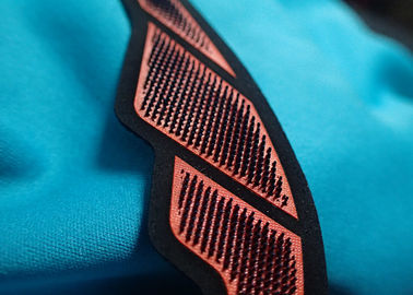L'habillement fait sur commande d'OEKO raccorde le fer sur des corrections de tissu