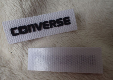 Le logo inverse du silicone 3D raccorde le doux noir pour le label de cou d'habillement