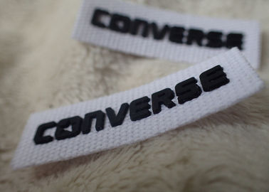 Le logo inverse du silicone 3D raccorde le doux noir pour le label de cou d'habillement
