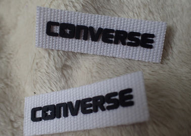 Le logo inverse du silicone 3D raccorde le doux noir pour le label de cou d'habillement