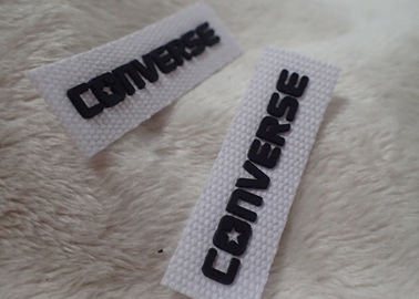 Le logo inverse du silicone 3D raccorde le doux noir pour le label de cou d'habillement