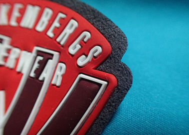 Le logo fait sur commande a gravé les corrections en refief auto-adhésives d'habillement, labels en caoutchouc du silicone 3D