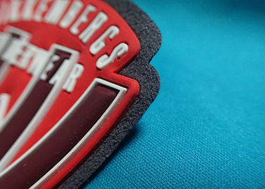 Le logo fait sur commande a gravé les corrections en refief auto-adhésives d'habillement, labels en caoutchouc du silicone 3D