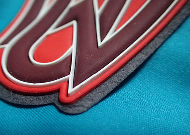 Le logo fait sur commande a gravé les corrections en refief auto-adhésives d'habillement, labels en caoutchouc du silicone 3D