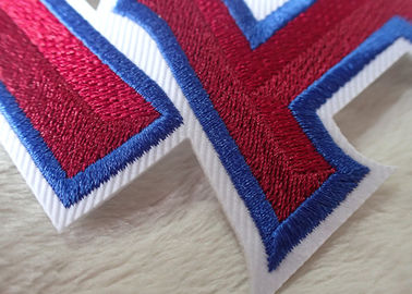 Corrections brodées multicolores de sports de label de marque de débardeur de football avec l'adhésif chaud de fonte