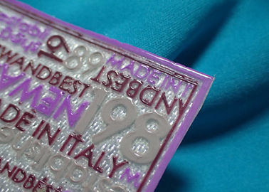 Le matériel de silicone conçoivent le label en fonction du client de tissu de PVC, les corrections 3D décoratives pour des vestes