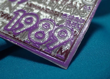 Le matériel de silicone conçoivent le label en fonction du client de tissu de PVC, les corrections 3D décoratives pour des vestes