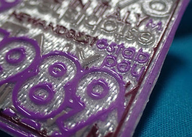 Le matériel de silicone conçoivent le label en fonction du client de tissu de PVC, les corrections 3D décoratives pour des vestes