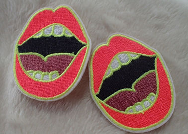 Les insignes brodés personnalisés exquis et multicolores, coutume ont brodé des corrections pour des vêtements de bébé