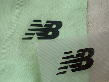 Deux labels d'habillement de transfert de chaleur de silicium de couleur de couches avec la sensation de main molle pour le vêtement extérieur